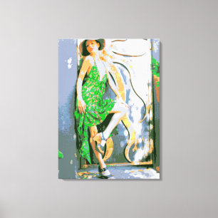 Mädchen in grünes Kleid eingewickelter Leinwand