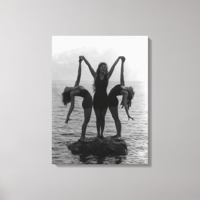 Mädchen in Posing auf einem Felsen im Wasser Leinwanddruck (Vorderseite)
