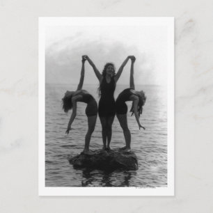 Mädchen in Posing auf einem Felsen im Wasser Postkarte