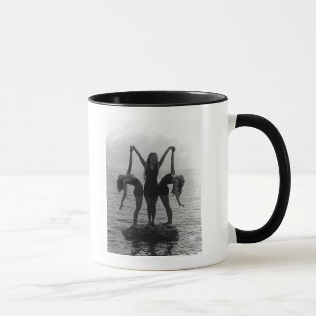 Mädchen in Posing auf einem Felsen im Wasser Tasse (Rechts)