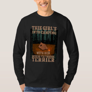 Mädchen ins Camping mit ihrem amerikanischen Staff T-Shirt