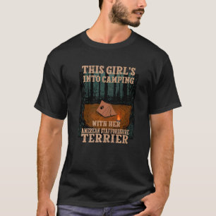 Mädchen ins Camping mit ihrem amerikanischen Staff T-Shirt