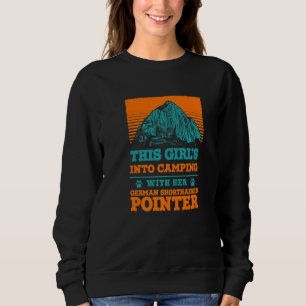 Mädchen ins Camping mit ihrem deutsch-kurzhaarigen Sweatshirt