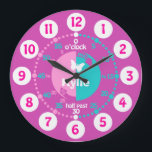 Mädchen lernen Zeitrosa-Uhr Große Wanduhr<br><div class="desc">Farbenfrohe Mädchen grafische Wanduhr kodiert, um Ihrem Kind zu helfen, eine Uhr zu lesen. Diese farbenfrohe Unterrichtshilfe beinhaltet Minuten und Stunden und vergangen und dazu, das Kinderspiel der Zeit zu machen. Uhrenfarbe kodiert in Pinks, Aqua und Weiß mit einem kleinen weißen Schmetterling und kann mit Ihrem Namen der Wahl angepasst...</div>