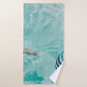 Mädchen mit Badeanzug und Badeanzug im Schwimmbad Badehandtuch