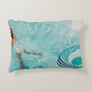 Mädchen mit Badeanzug und Badeanzug im Schwimmbad Dekokissen