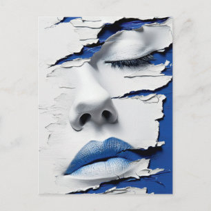 Mädchen mit blauen Lippen unter abgeplatzter Farbe Postkarte