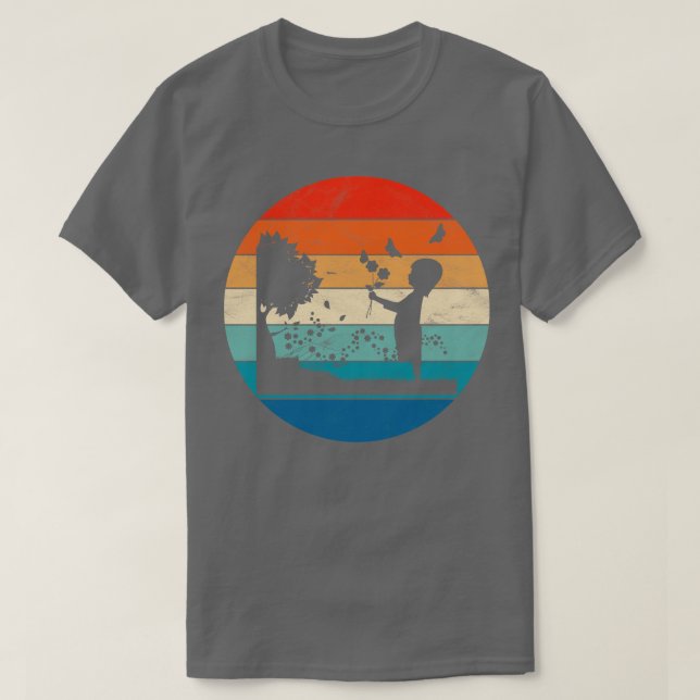 Mädchen mit Blume im Garten T-Shirt (Design vorne)