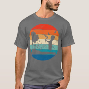 Mädchen mit Blume im Garten T-Shirt