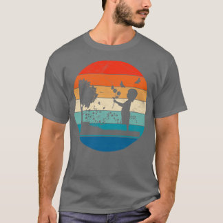 Mädchen mit Blume im Garten T-Shirt