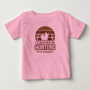 Mädchen, mit denen ich lieber mit Opa jagen würde  Baby T-shirt