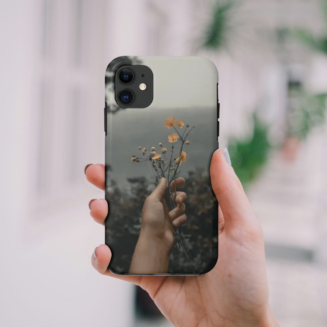 Mädchen mit einem Blume-Schlüsselanhänger Case-Mat Case-Mate iPhone Hülle (Von Creator hochgeladen)