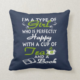 Mädchen mit einer Tasse Tee und ein Buch Kissen