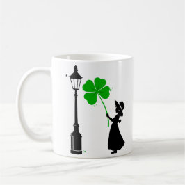 Mädchen mit glücklichem Klee Kaffeetasse