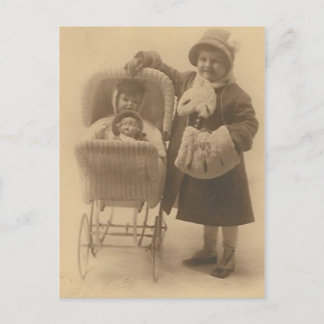 Mädchen mit ihrer Puppe in der Kutsche auf einer P Postkarte