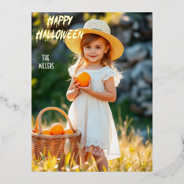Mädchen mit Kürbiskörbchen Halloween Folie Einladungspostkarte (Vorderseite)