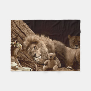 Mädchen mit Löwe und Teddy Bär Fleecedecke