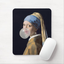 Mädchen mit Perlenohrring, die ein Kaugummi blasen