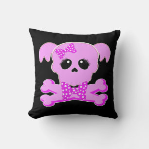 Mädchen mit rosa Totenkopf Kissen