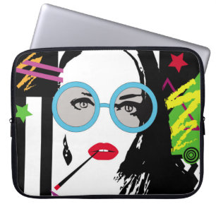 Mädchen mit Zigarette und ungeschliffener farbiger Laptopschutzhülle