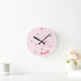 Mädchen Name Funny Jumbled Stunden Pink Polka Dots Runde Wanduhr