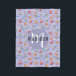 Mädchen Niedlich Lila Fußball Basketball Sport Kin Fleecedecke<br><div class="desc">Diese niedliche lila Kinderdecke ist mit einem sportlichen Muster ausgestattet,  das mit Fußball,  Fußball,  Tennisschläger und -ball,  Trophäe,  Basketball und Sternen ausgestattet ist. Die Decke kann mit Ihrem Mädchennamen und Monogramm personalisiert werden. Das perfekte Geschenk für jeden Sportliebhaber!</div>