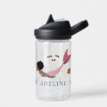 Mädchen Niedlich magisch unter der Meerjungfrau Trinkflasche<br><div class="desc">Diese niedliche und moderne Kinderflasche bietet eine magische Meerjungfrau mit einem Fafro. Die Flasche kann mit Ihrem Mädchennamen personalisiert werden,  das ideale Geschenk für Meerjungfrau oder Ozeanfreunde.</div>