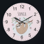 Mädchen Niedlich rosa Schlafsessel und Name Kinder Große Wanduhr<br><div class="desc">Diese wunderschöne und gürtelhafte Kinderuhr besticht durch einen wunderschönen,  handgezeichneten Cartoon mit Blume und Blätter. Dieses hübsche rosa Design bietet auch einen Platz,  wo Sie Ihren Mädchennamen hinzufügen können,  und klare lesbare Zahlen. Das perfekte Dschungelmotiv,  ein Design für Wildtiere in jedem Kinderzimmer oder Babybett.</div>