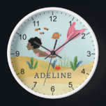 Mädchen Niedlich und magisch unter dem Meer Meerju Uhr<br><div class="desc">Diese niedliche und skurrile Kinderuhr besticht durch eine magische Meerjungfrau mit einem natürlichen Afro- und Rosa-Schwanz und einem passenden Fisch auf der Rückseite. Die Tasche kann mit Ihrem Mädchennamen personalisiert werden,  das ideale Geschenk für alle Meerjungfrau,  die tolle Dekoration für ein Kinderzimmer oder Kinderzimmer.</div>