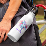 Mädchen Niedlich Unicorn Magischer Regenbogen Pers Edelstahlflasche<br><div class="desc">Dieses einzigartige Design zeigt eine schöne Aquarellbilder eines magischen Einhorns. Es kann leicht angepasst werden, indem der Name des kleinen Mädchens hinzugefügt wird. Es gibt einen eleganten und leicht lesbaren Script-Schriftart, um dieses Element wirklich einzigartig und einzigartig zu machen. Das Bild weist ein Einhorn in den Farben des Regenbogens auf,...</div>
