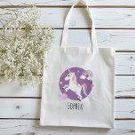 Mädchen Niedliche Lila Einhorn Regenbogen & Name K Tragetasche<br><div class="desc">Diese niedliche und bezaubernde Kindertasche mit Einhornmotiv ist mit einem Cartoon,  einem Planeten,  Sternen,  einer Krone,  einem Regenbogen und einem Herz ausgestattet und kann mit Ihrem Mädchennamen personalisiert werden. Das perfekte lila Geschenk für Ihr einartiges oder fürstlich liebendes Kind oder Kleinkind.</div>