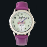 Mädchen Niedliche Wasserfarbe Wasser Kaninchen und Armbanduhr<br><div class="desc">Diese skurrile und mädchenhafte Kinderuhr zeigt ein hübsches,  handgemaltes,  weißes Kaninchen mit einem herrlichen Kranz von Blume in ihren Haaren auf einem neutralen grünen Hintergrund. Dieses florale Aquarell-Design bietet auch einen Platz,  wo Sie Ihren Mädchennamen in eleganter Typografie hinzufügen können. Ideal für die erste Armbanduhr eines Kindes!</div>