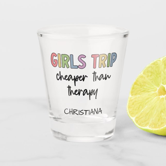 Mädchen reisen billiger als Therapie | Girl-Wochen Schnapsglas (Vorderseite)