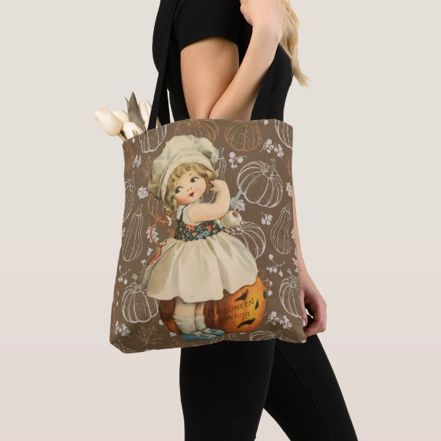 Mädchen schnitzt Halloween-Apfel Tasche (Von Nahem)