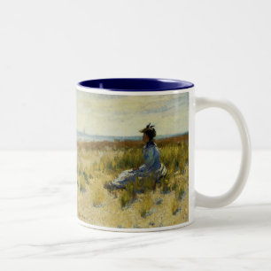 Mädchen sitzt am Meer Zweifarbige Tasse