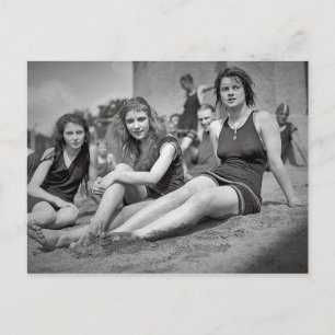 Mädchen sonnenbaden, Vintage 1920er Postkarte
