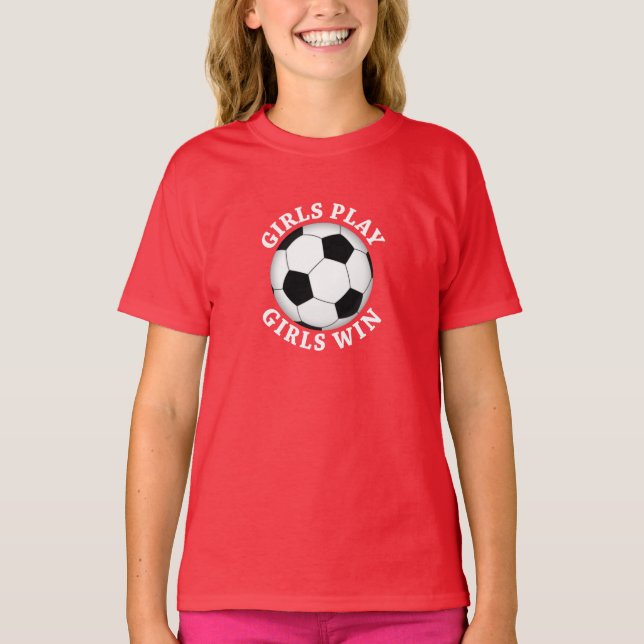 Mädchen spielen, Mädchen gewinnen Fußball T-Shirt (Vorderseite)