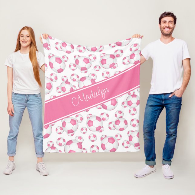 Mädchen spielen rosa weiße Fußbälle Muster Fleecedecke (Beispiel)