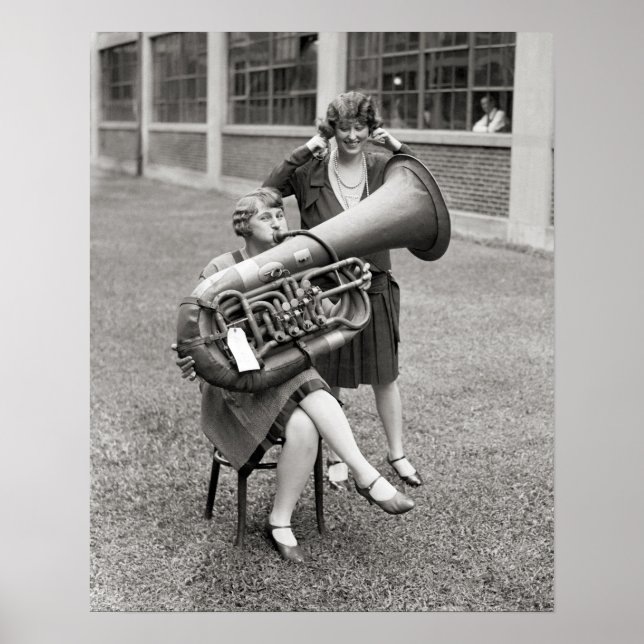 Mädchen spielen Tuba, 1928. Vintages Foto Poster (Vorne)