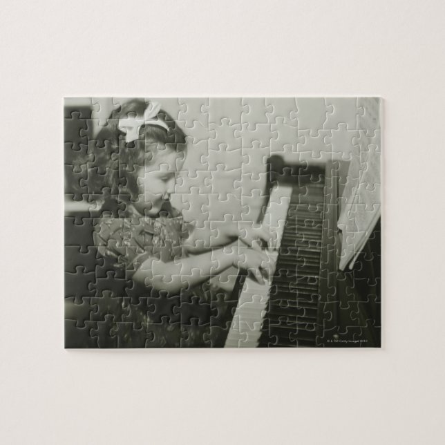 Mädchen spielt Klavier (Horizontal)