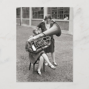 Mädchen spielt Tuba, 1928 Postkarte