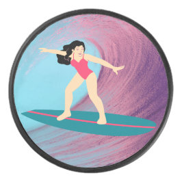 Mädchen surfen bei Sonnenuntergang. Eishockey Puck