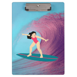 Mädchen surfen bei Sonnenuntergang. Klemmbrett