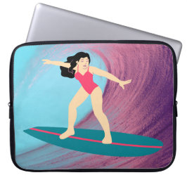 Mädchen surfen bei Sonnenuntergang. Laptopschutzhülle