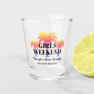 Mädchen trinken am Wochenende Party-Glas Schnapsglas
