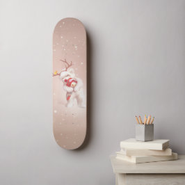 Mädchen umarmender Hund in Rentierfäusten Skateboard