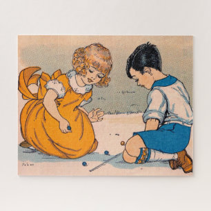 Mädchen und Junge der 1920er Jahre spielen Marmor