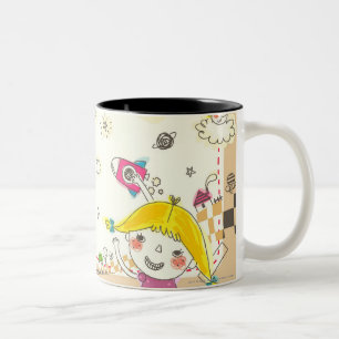 Mädchen und Junge, die durch Tafel spielen Zweifarbige Tasse
