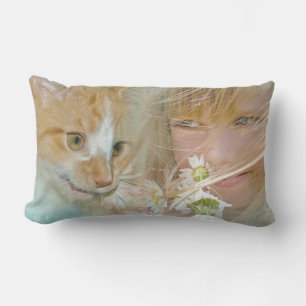 Mädchen und Katze mit Gänseblümchen Lendenkissen