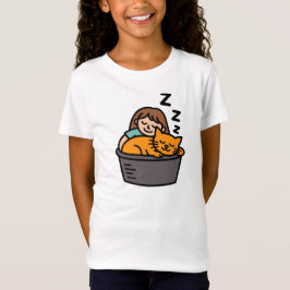 Mädchen und orangefarbene Katze schlafen in einem T-Shirt